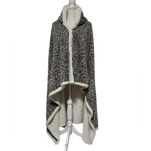 SOFT SURROUNDINGS WEARABLE BLANKET GRAY/BROWN ABSTRACT PATTERN ONE SIZE